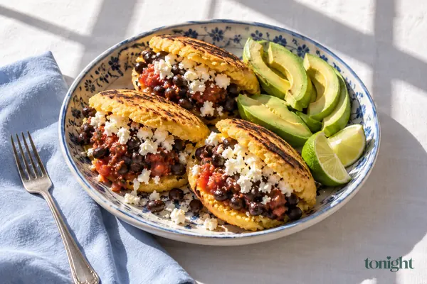 Arepas mit schwarzen Bohnen und Queso