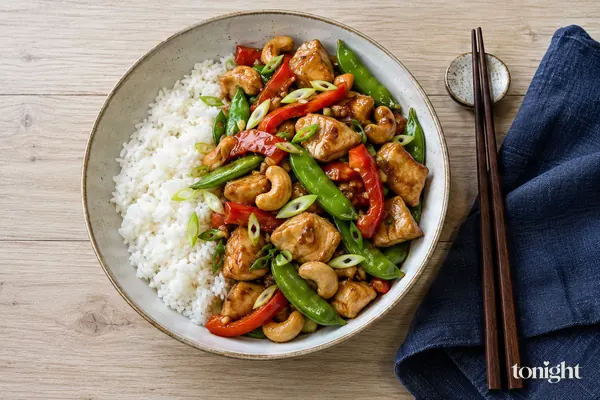 Salteado de pollo y anacardos al estilo chino