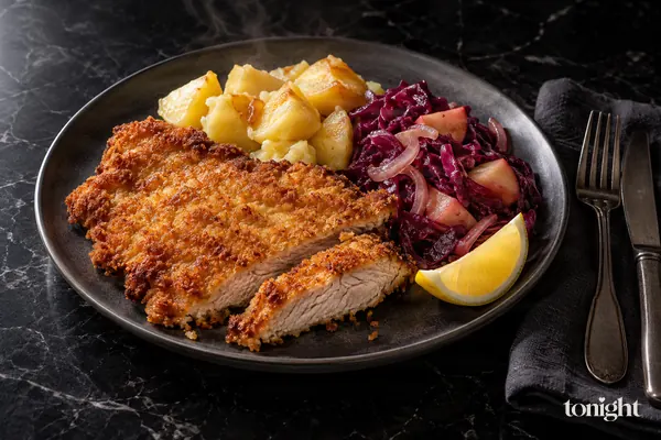 Knuspriges Schweineschnitzel mit Rotkohl