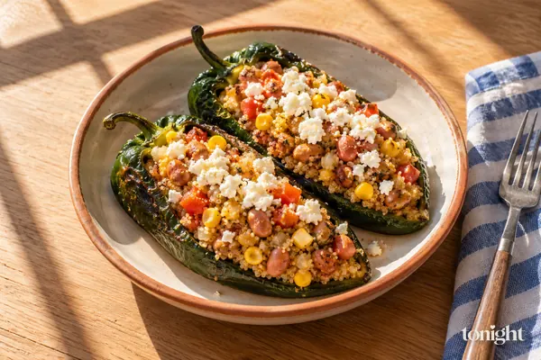 Mit Pintobohnen und Queso gefüllte Poblano-Chilis