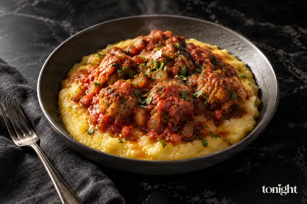 Schweinefleischbällchen mit Tomaten und Polenta