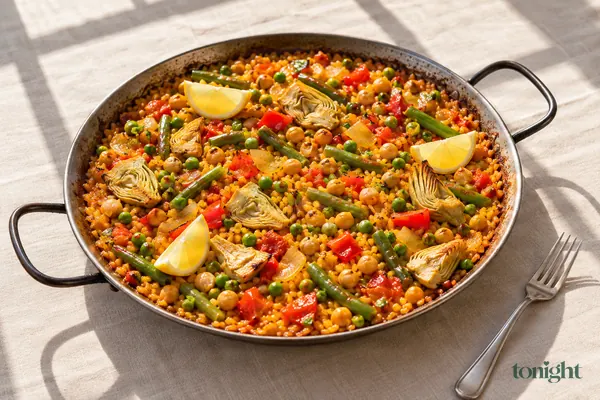 Paella de garbanzos y verduras al estilo español